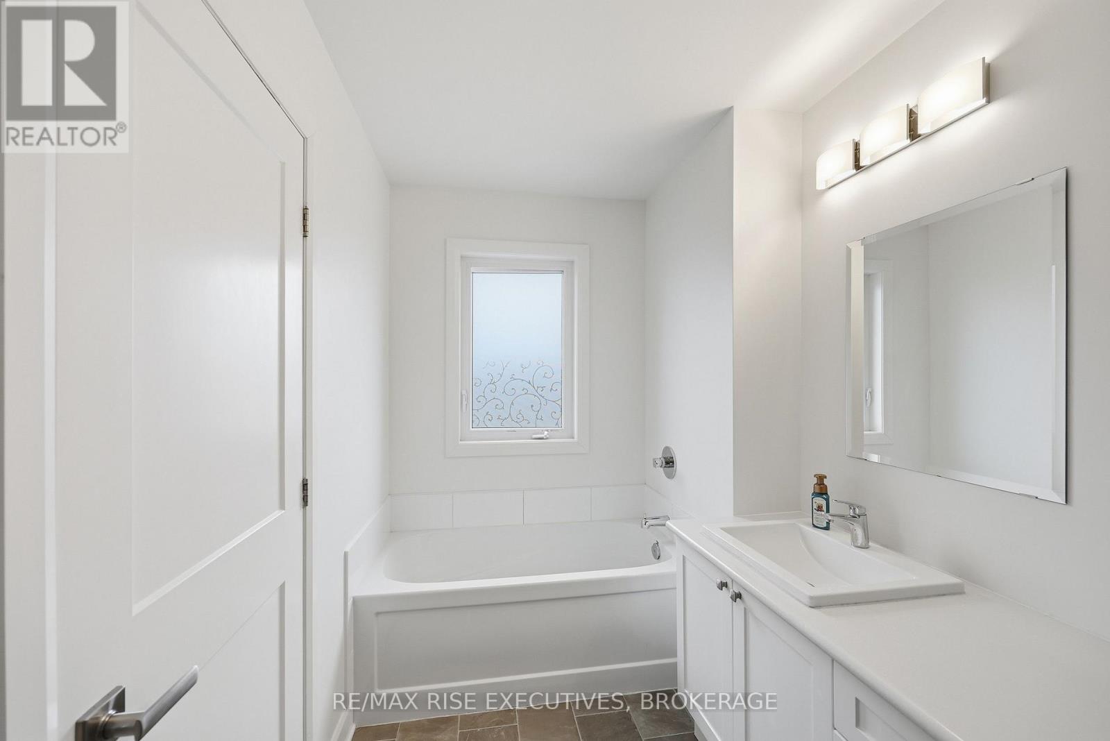 1538 DAVENPORT CRESCENT — photo 16