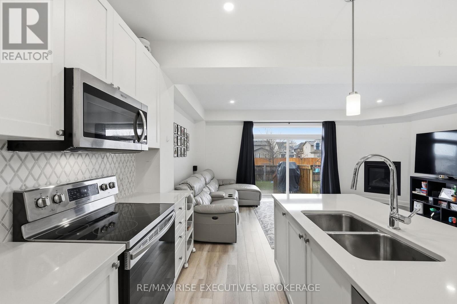 1538 DAVENPORT CRESCENT — photo 8