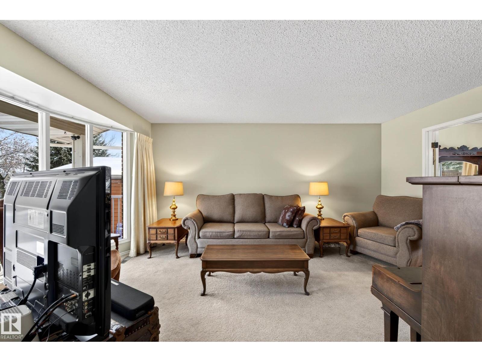 84 WOODLANDS RD, St. Albert