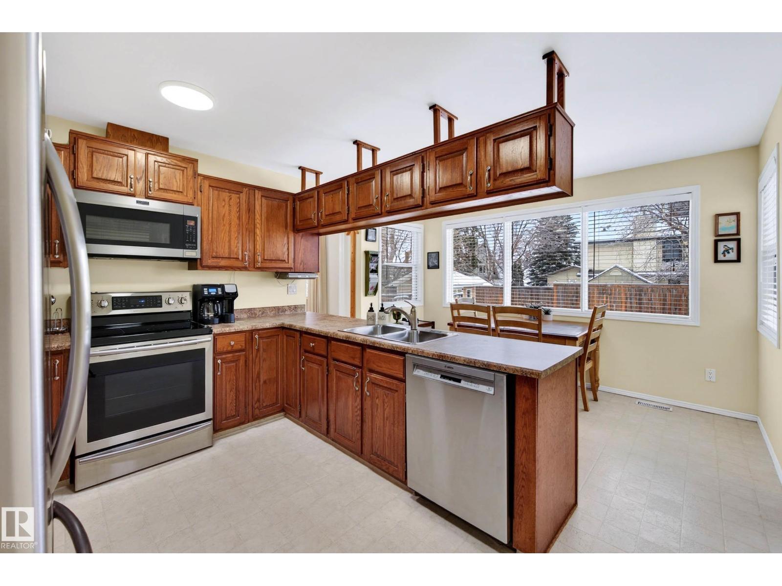 84 WOODLANDS RD, St. Albert