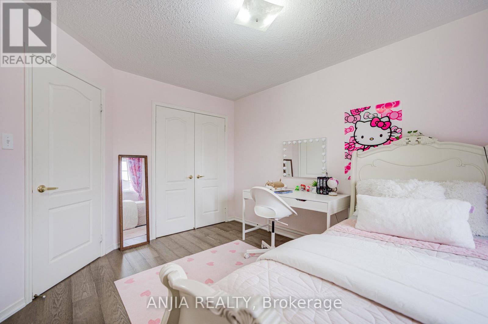 29 BUTTERWOOD LANE - 32