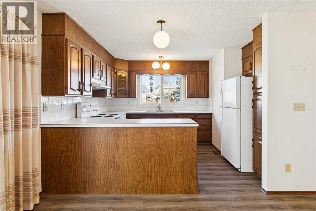 Single Family House 4 Level for Sale in   Avenue SW Woodbine Calgary 