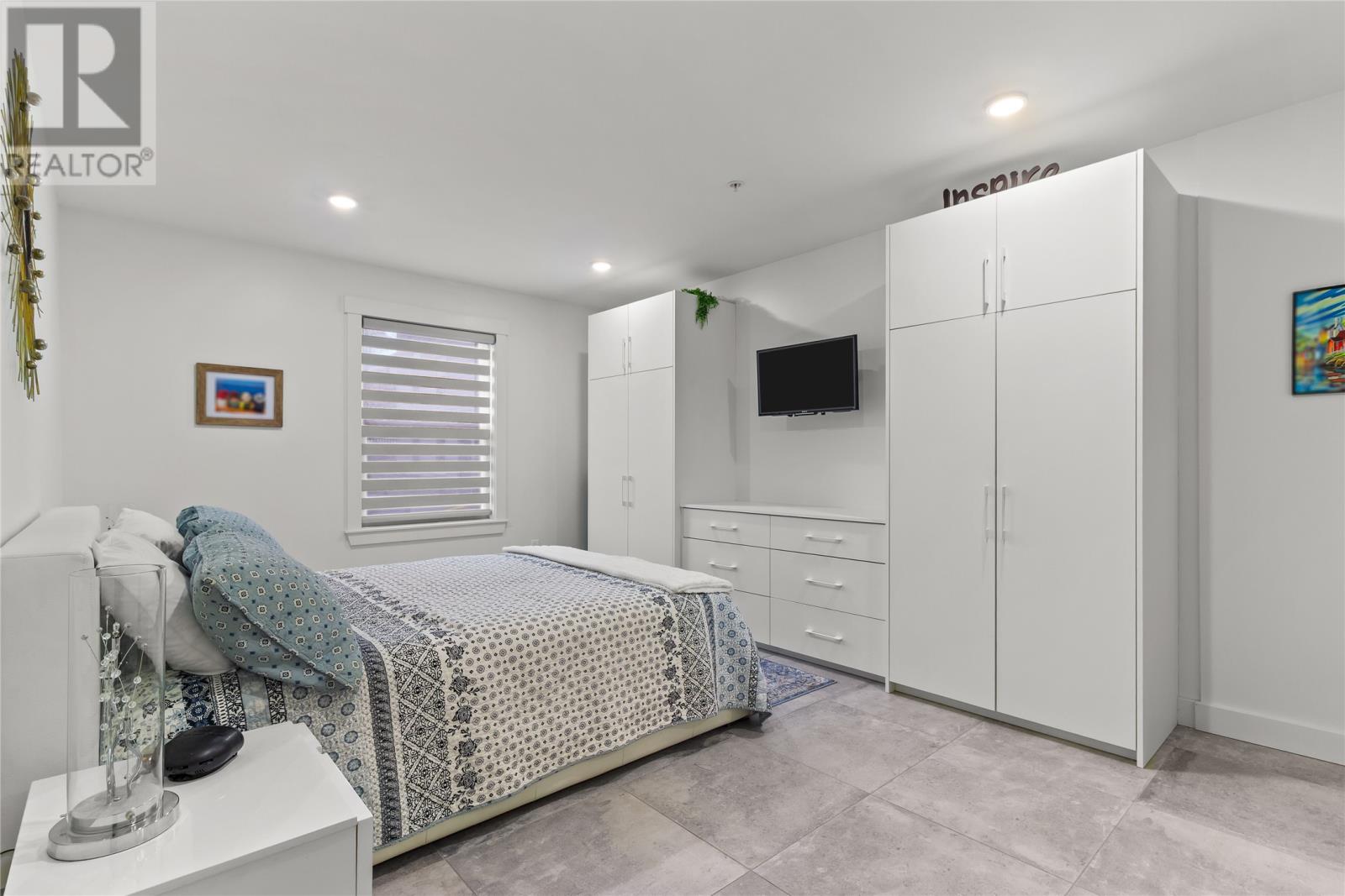 #104 181 HAMILTON AVENUE - 24