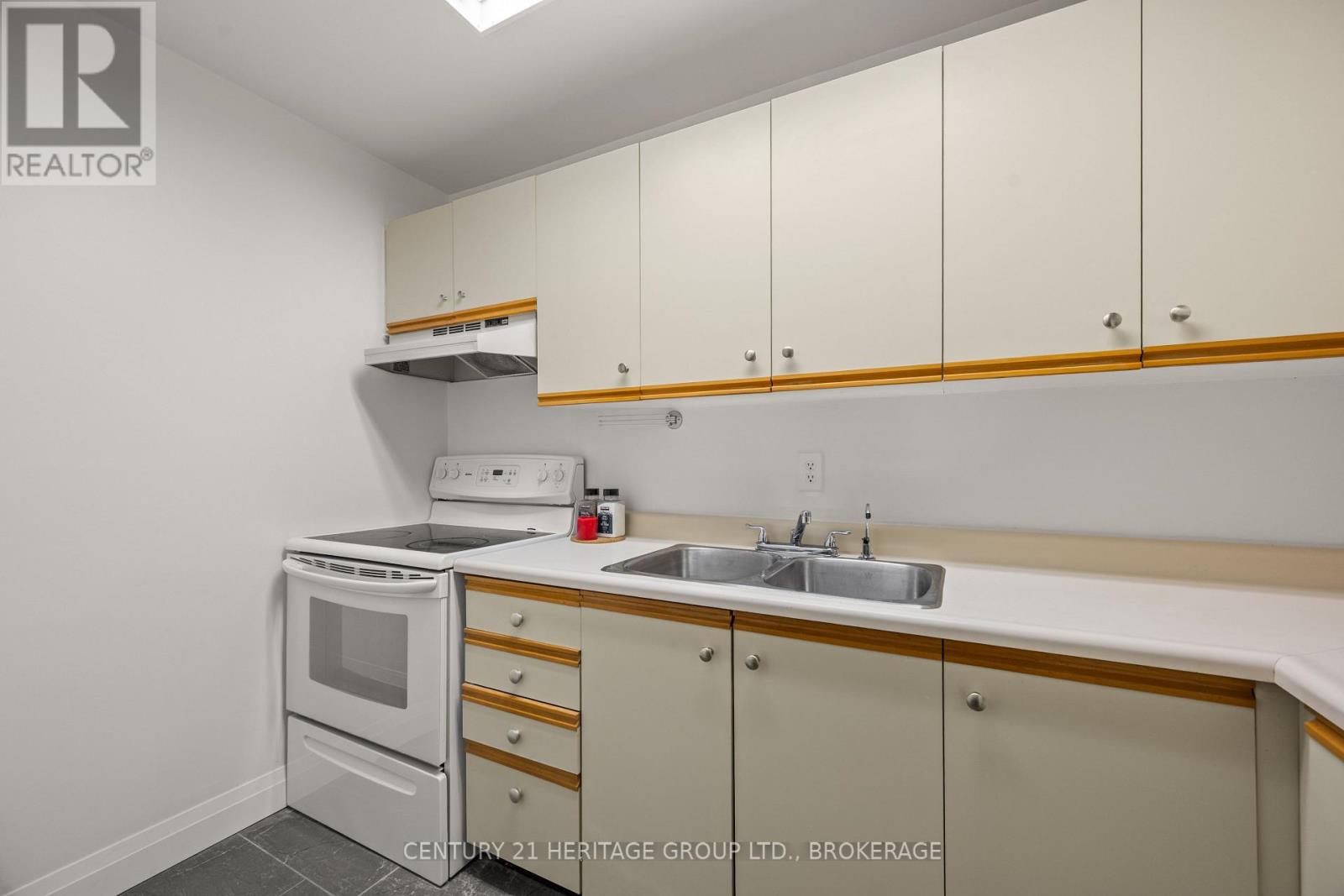 202 - 561 ARMSTRONG ROAD