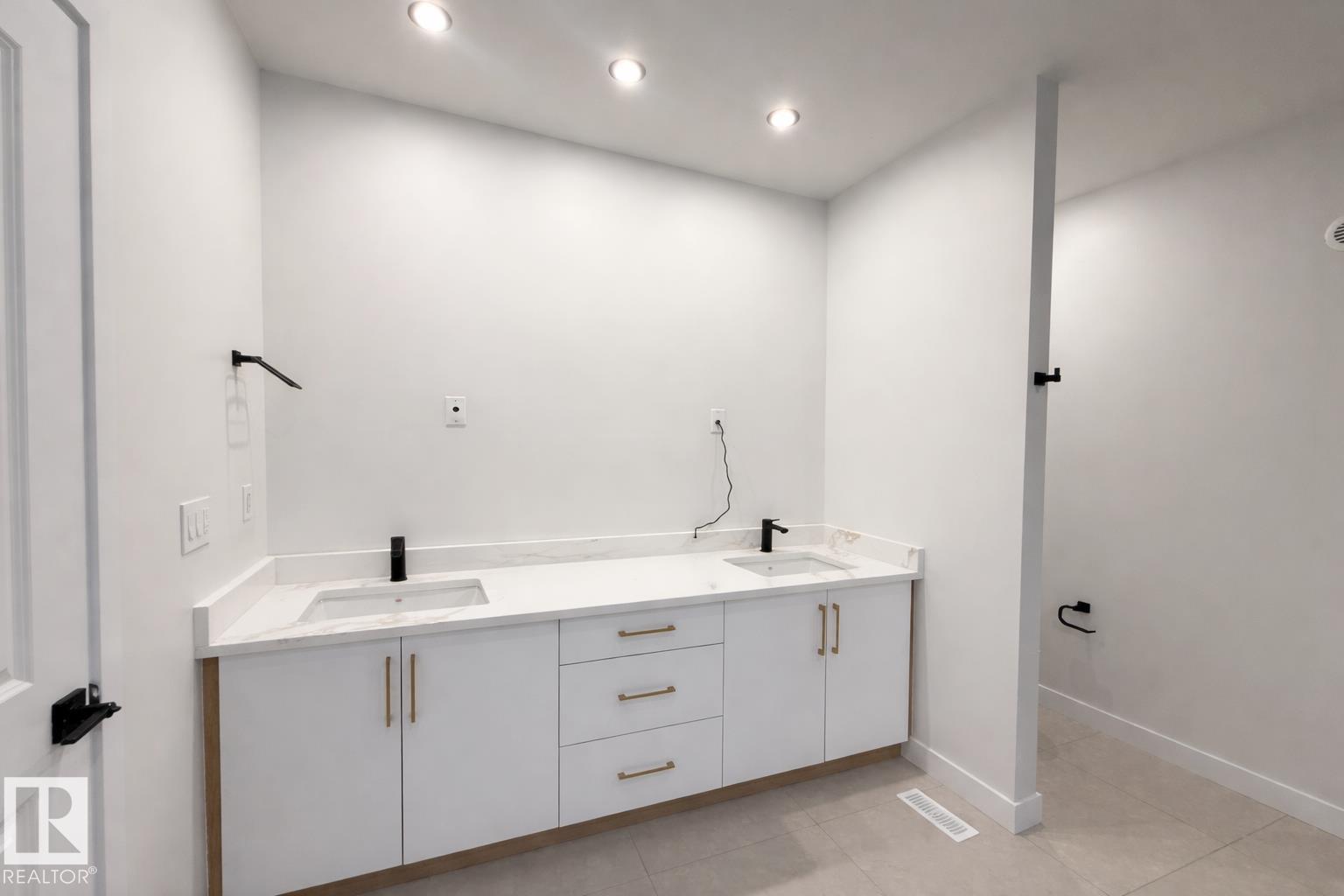 6449 28 AV SW - 25