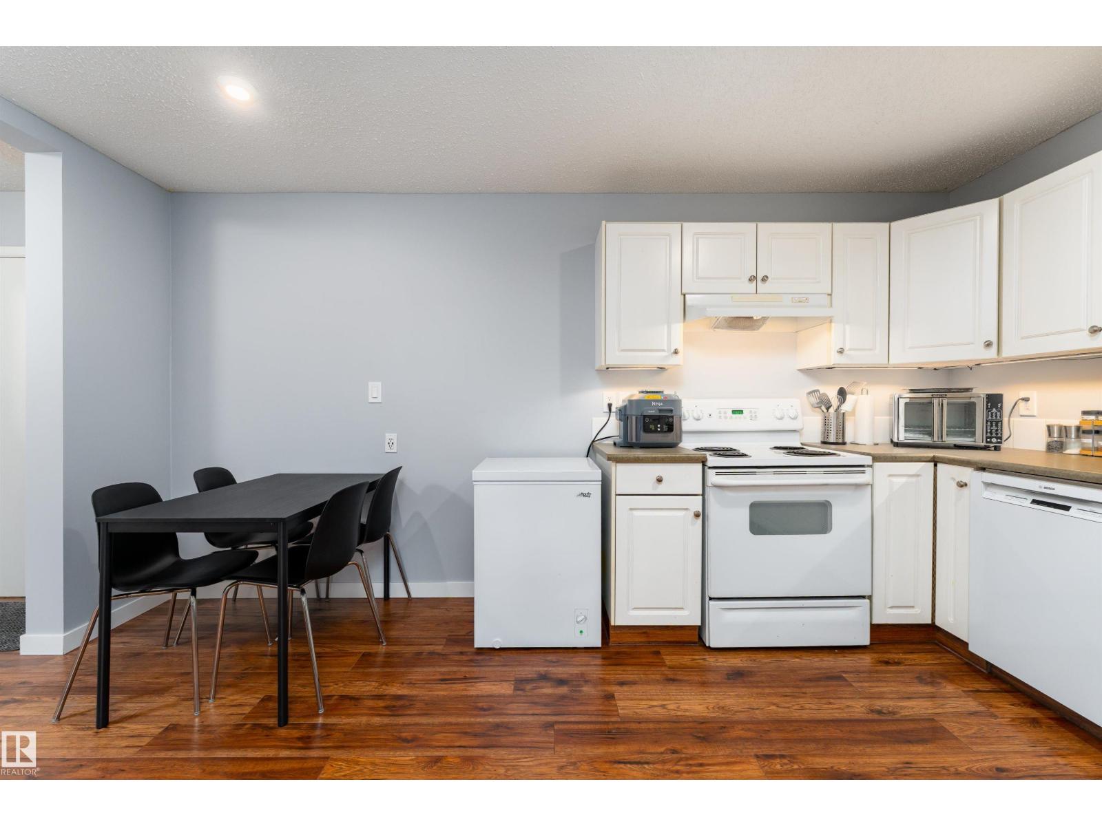 #26 10208 113 ST NW - 2