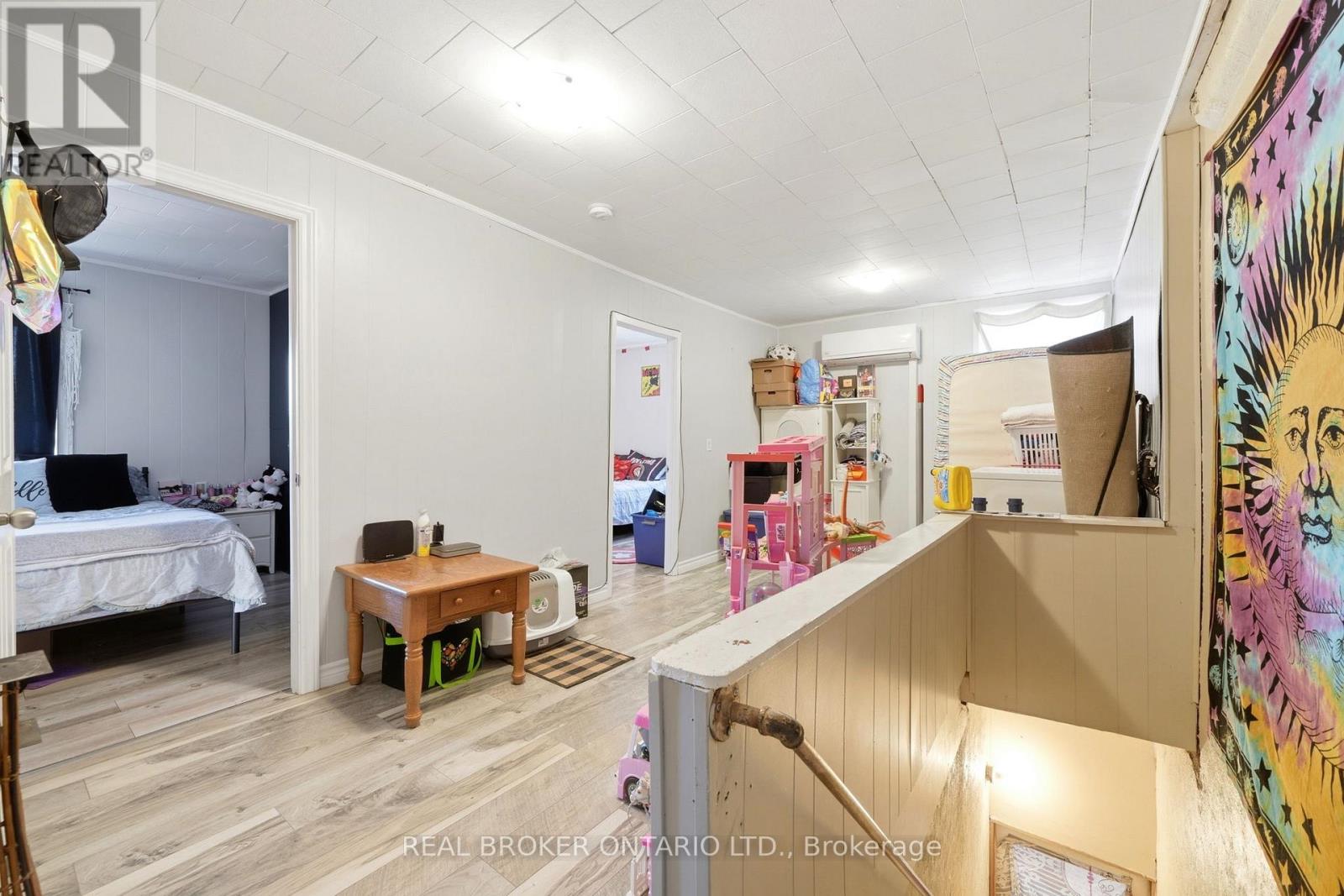 2039 VICTORIA STREET - 19