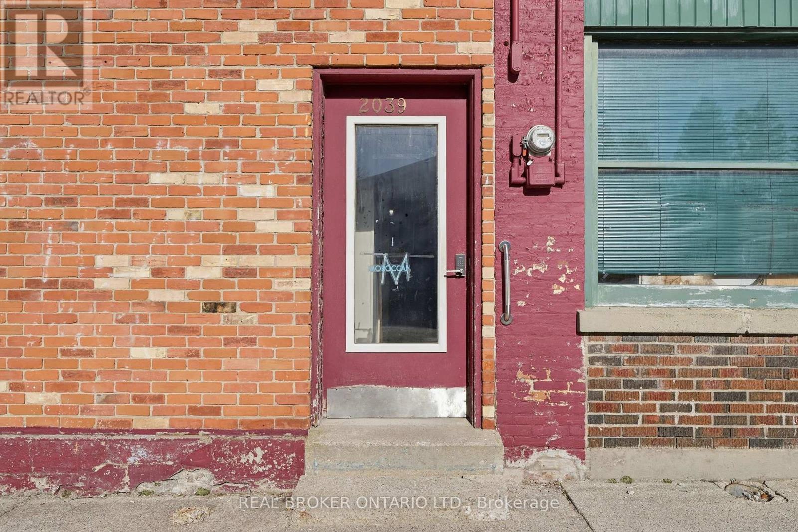 2039 VICTORIA STREET - 2