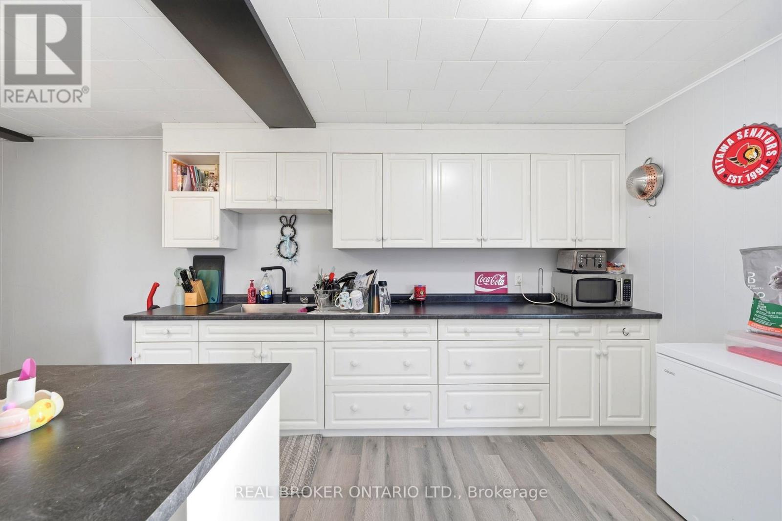 2039 VICTORIA STREET - 34