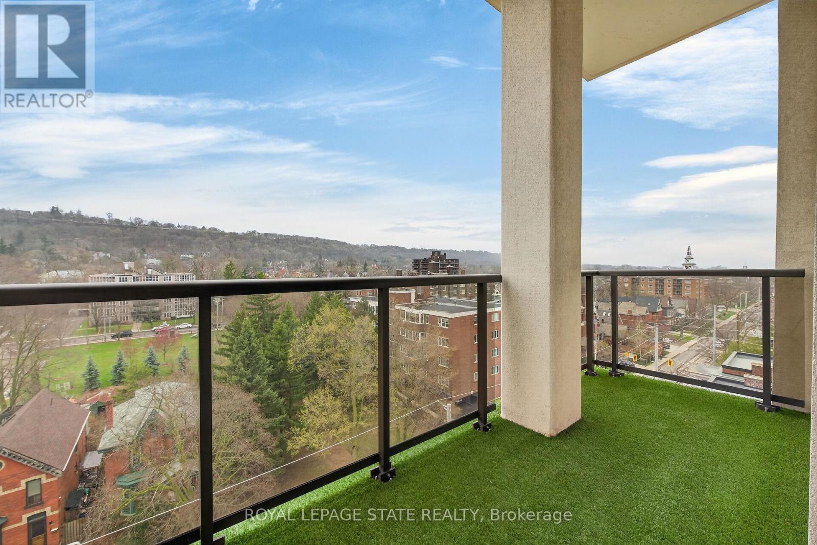#804 90 CHARLTON AVENUE W - 19