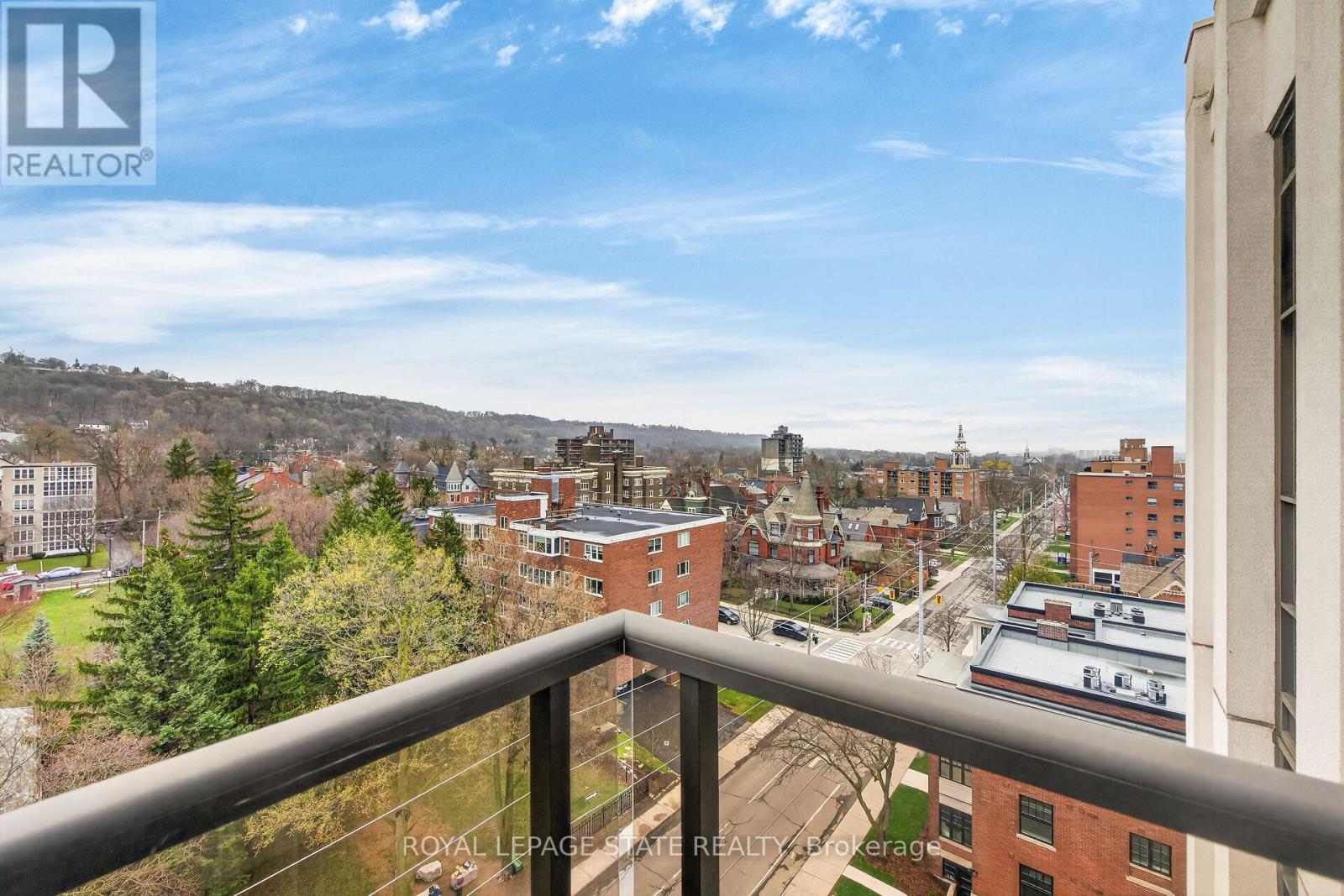 #804 90 CHARLTON AVENUE W - 21