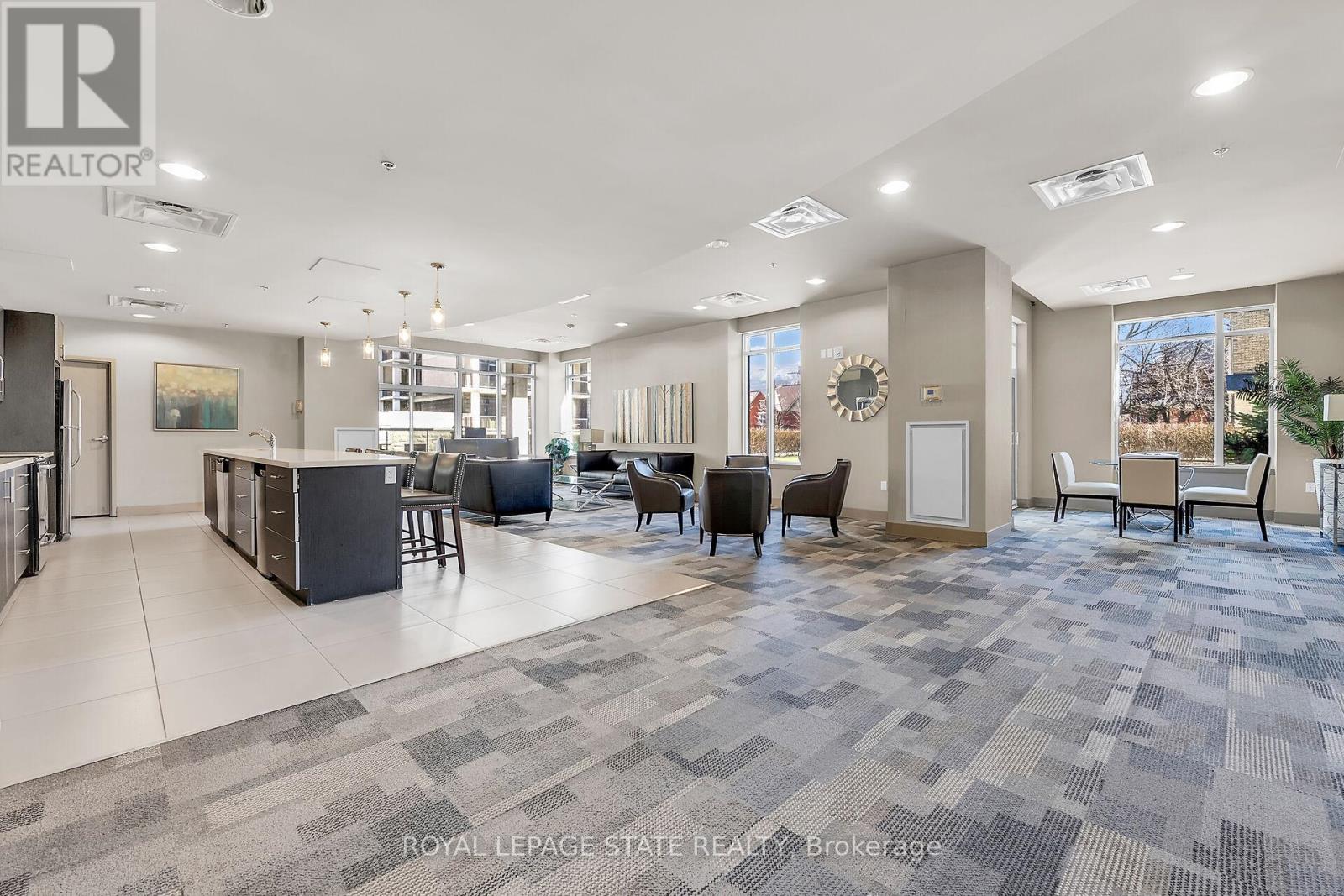 #804 90 CHARLTON AVENUE W - 24