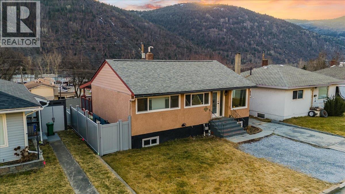 3330 DAHLIA CRESCENT - 10