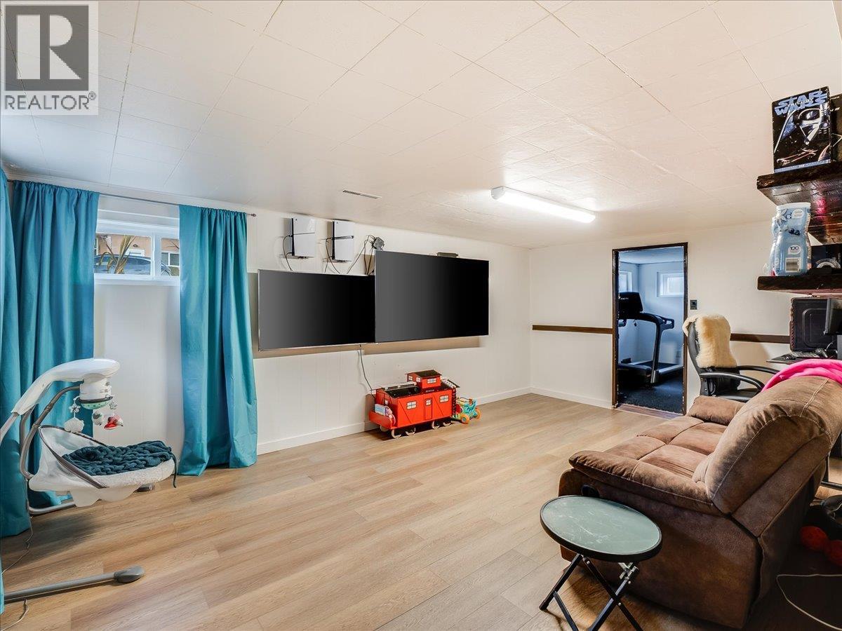 3330 DAHLIA CRESCENT - 33