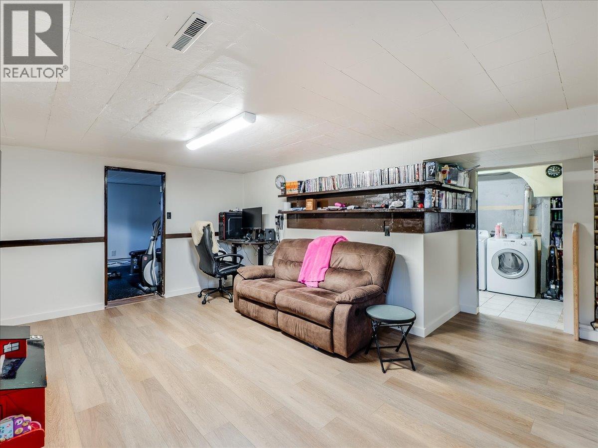 3330 DAHLIA CRESCENT - 34