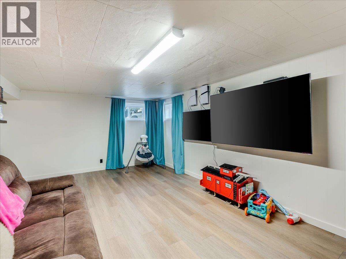 3330 DAHLIA CRESCENT - 36