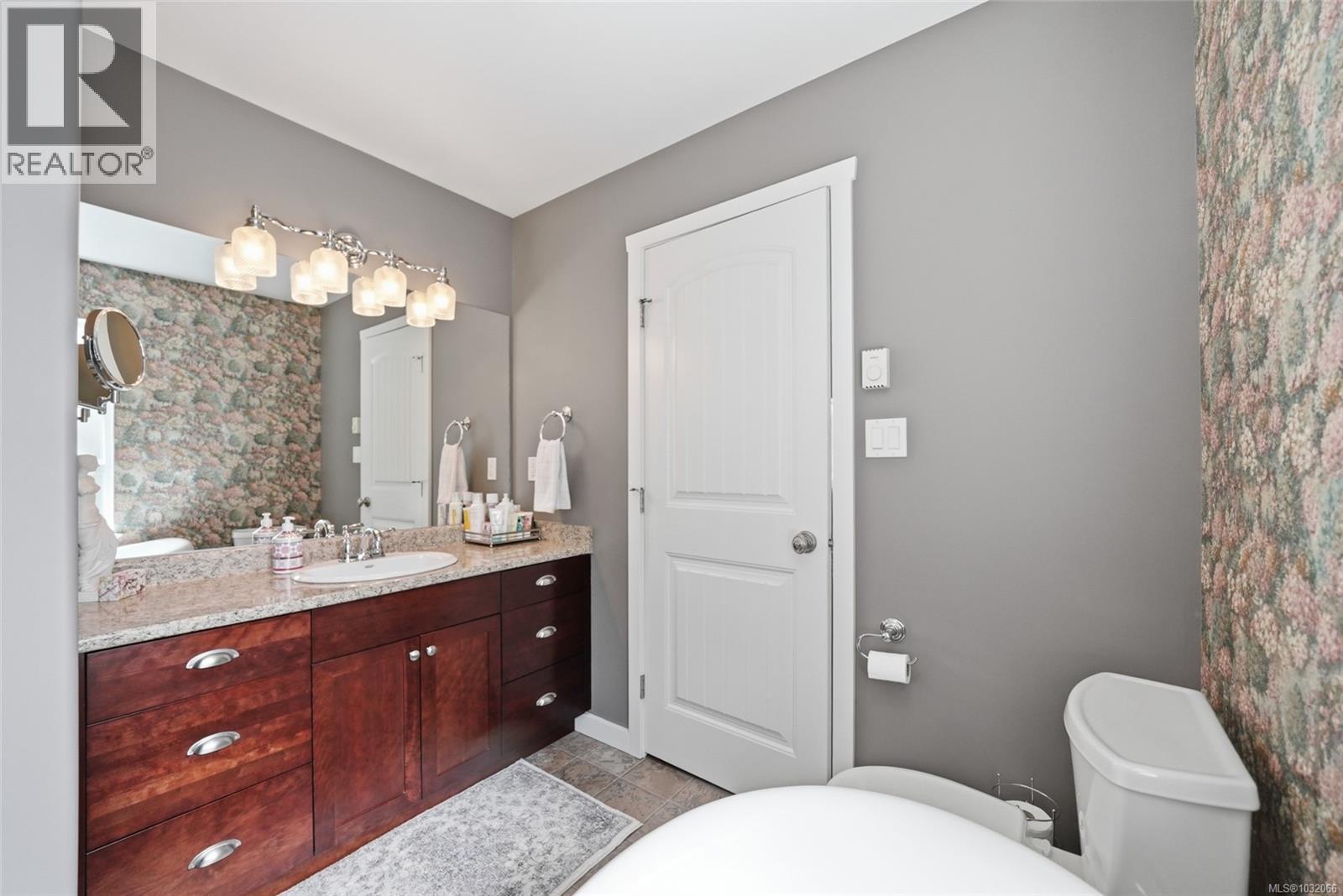 1688 LAILAH'S LOOP - 20