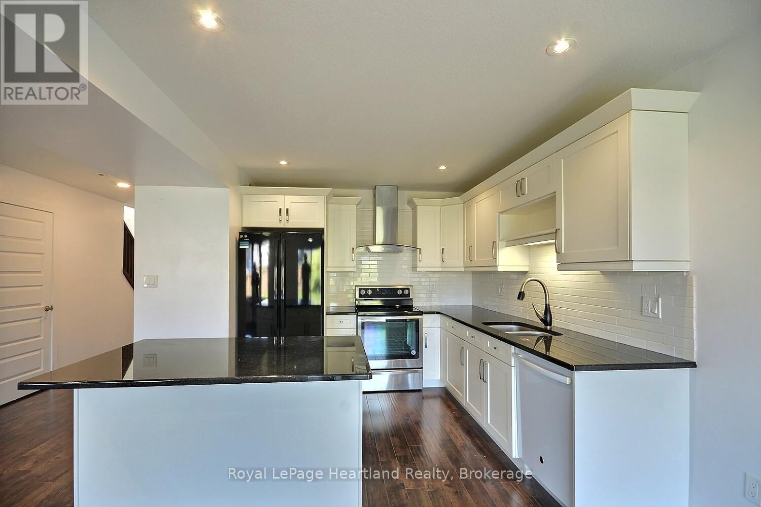 371 BEECH STREET — photo 4