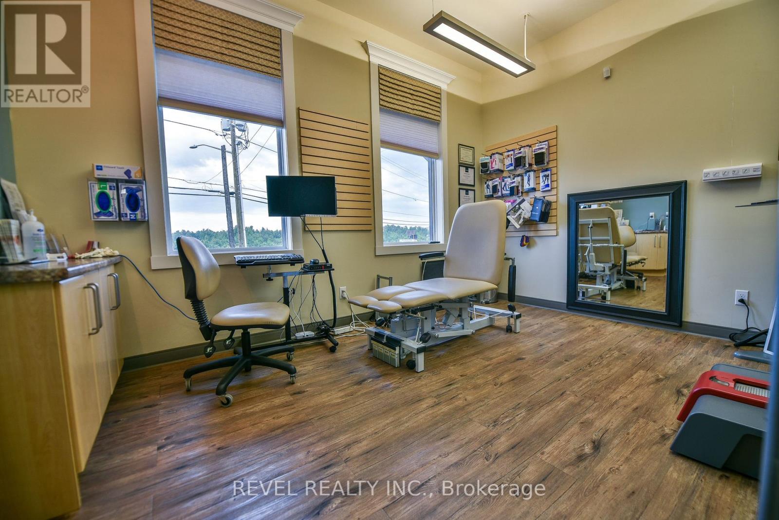 1086 RIVERSIDE DRIVE — photo 14