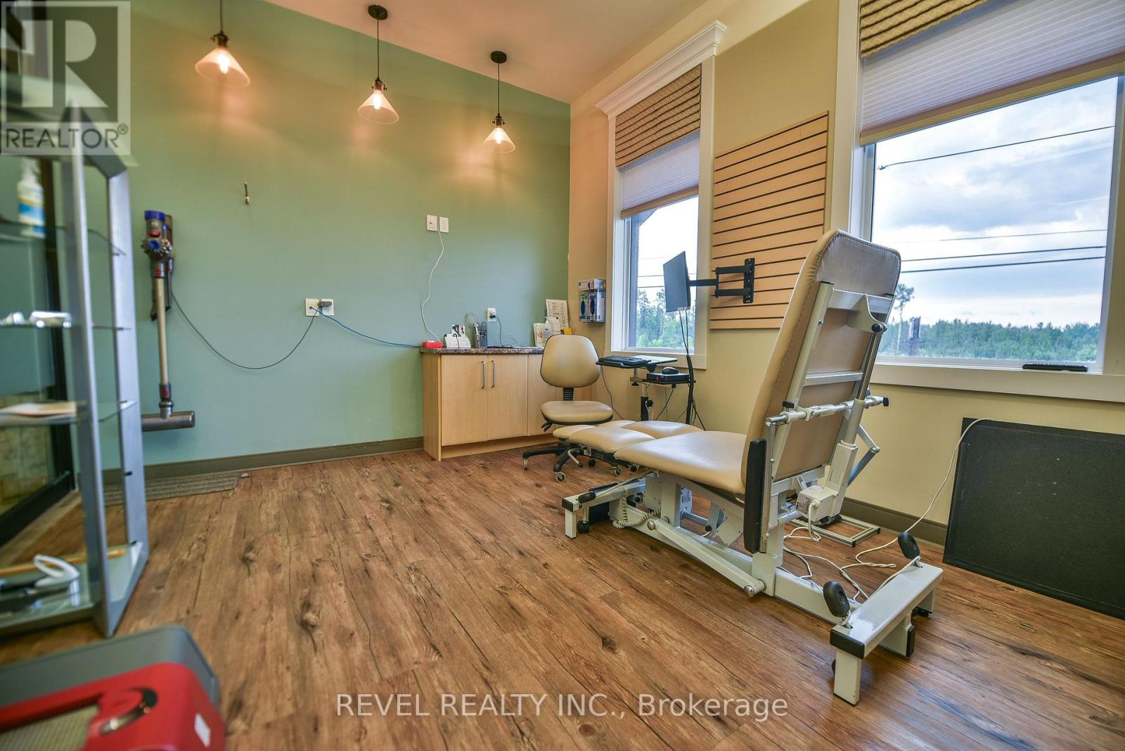 1086 RIVERSIDE DRIVE — photo 15