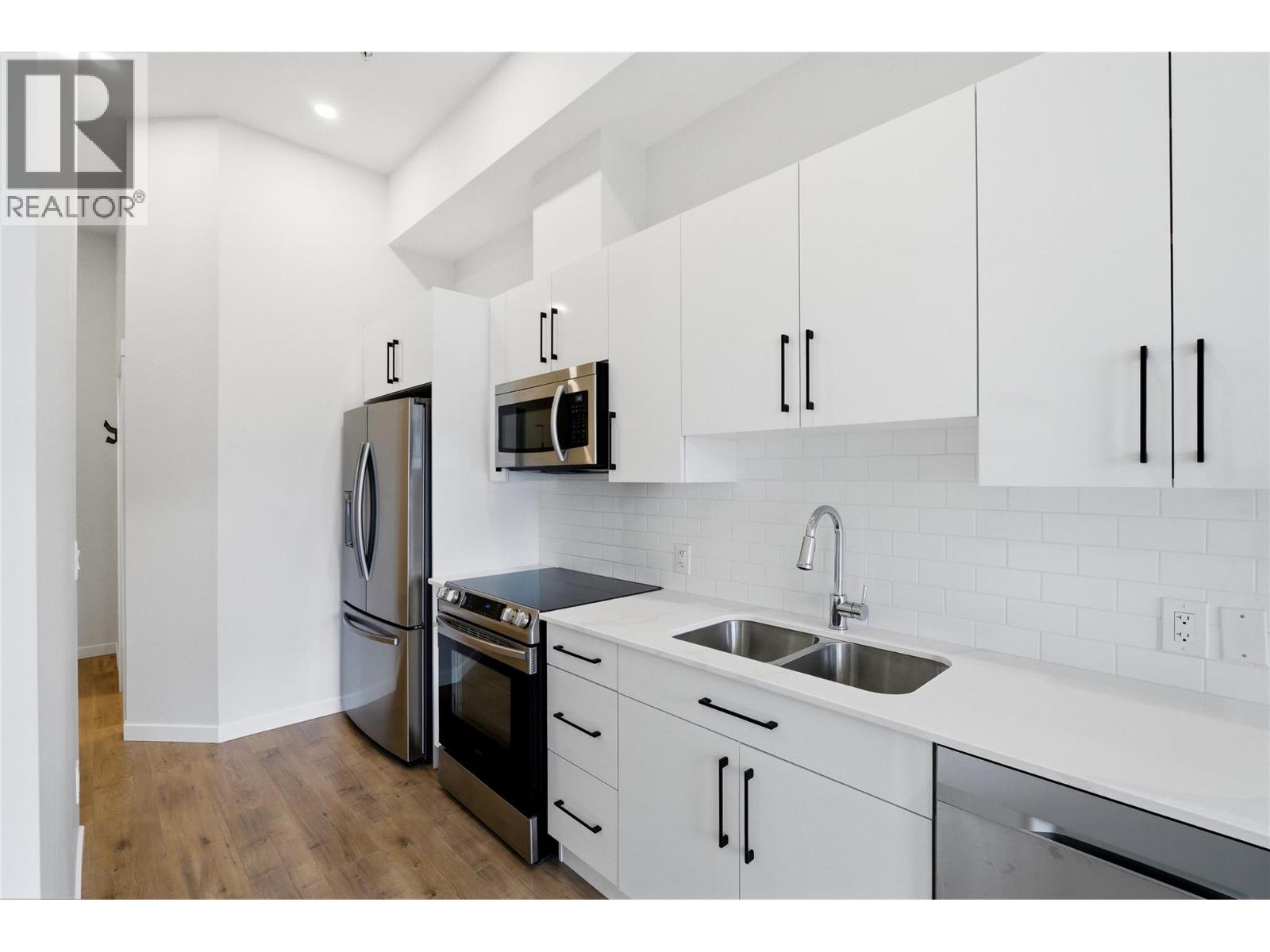 #114 1880 HUGH ALLAN DRIVE - 15