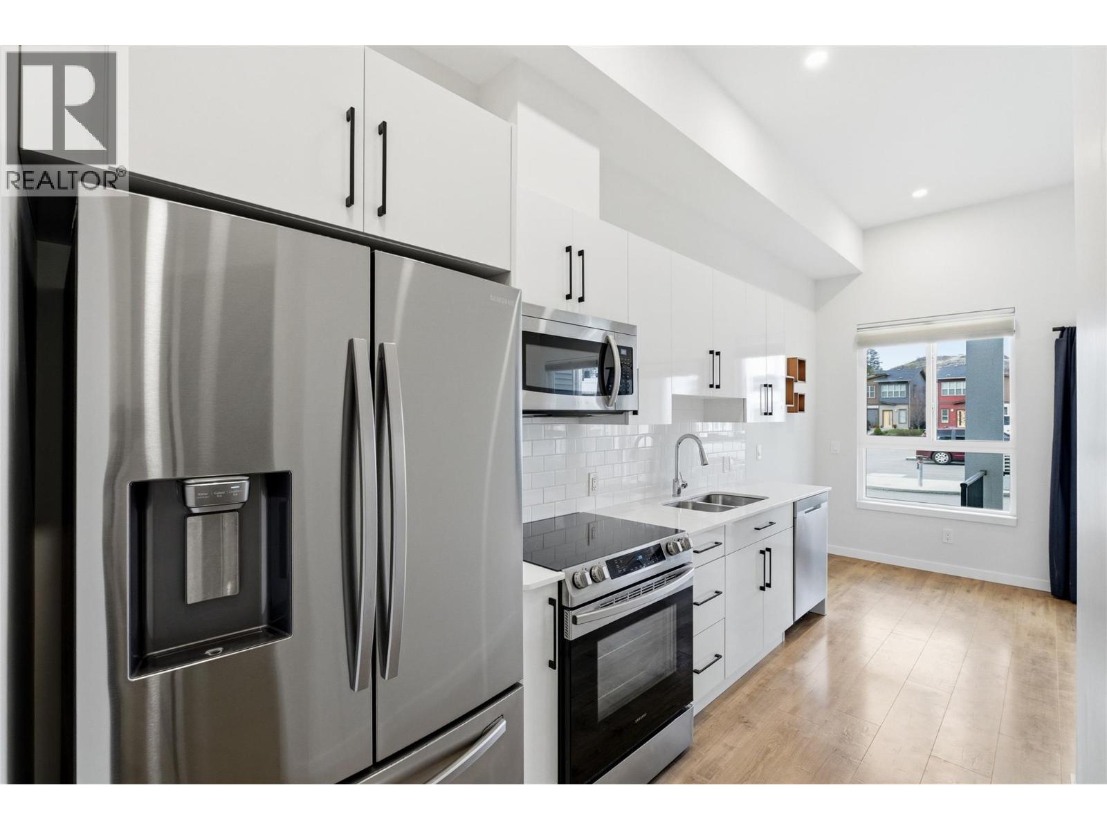 #114 1880 HUGH ALLAN DRIVE - 16