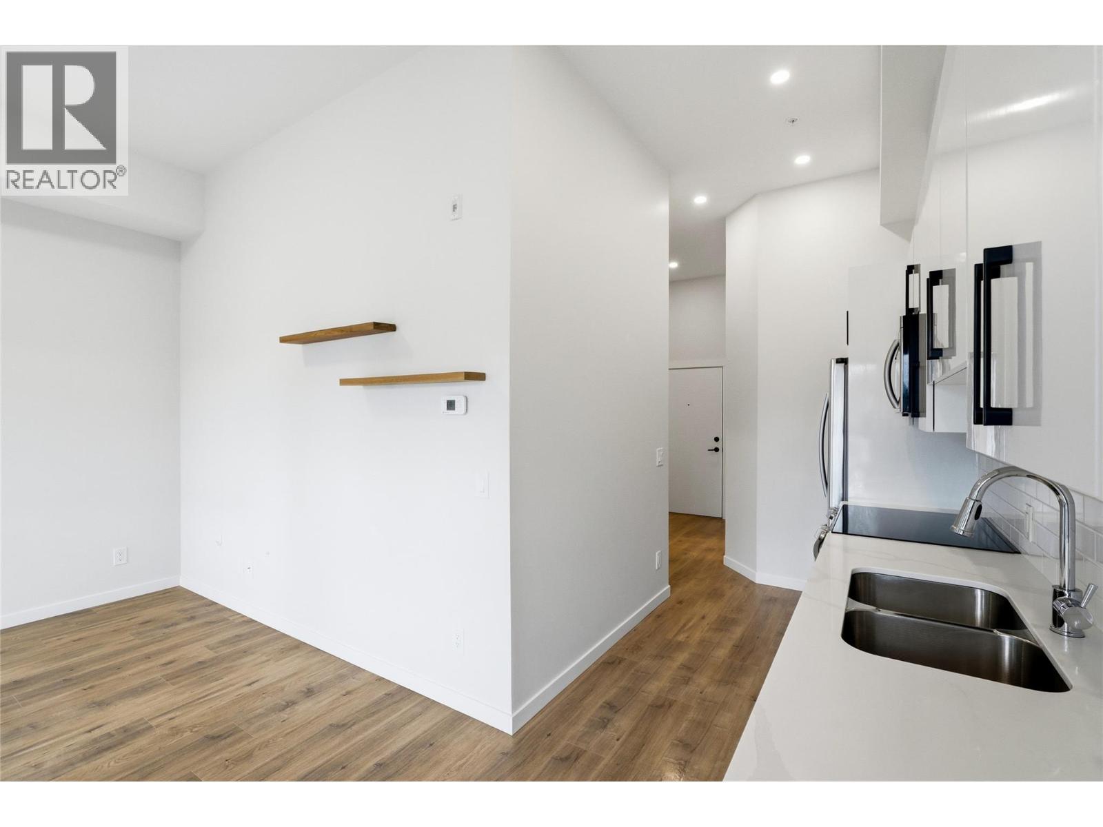 #114 1880 HUGH ALLAN DRIVE - 12