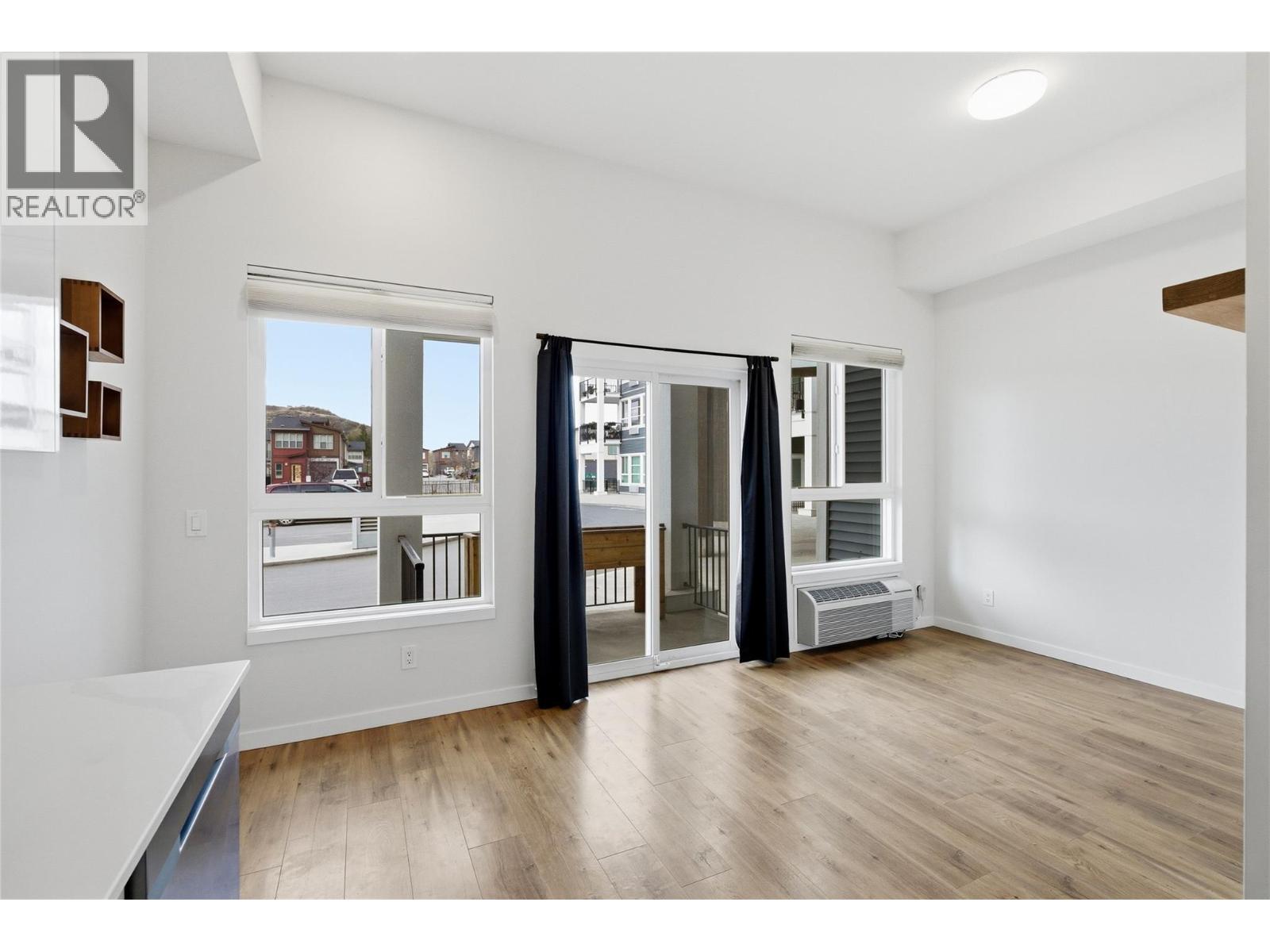 #114 1880 HUGH ALLAN DRIVE - 17