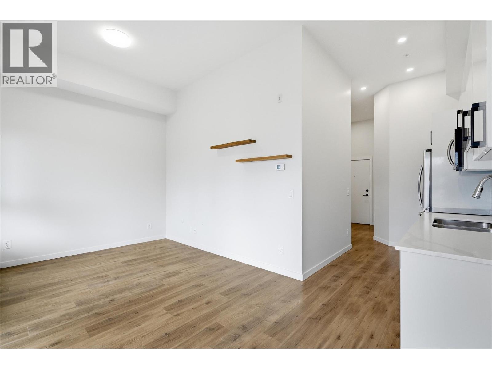 #114 1880 HUGH ALLAN DRIVE - 18