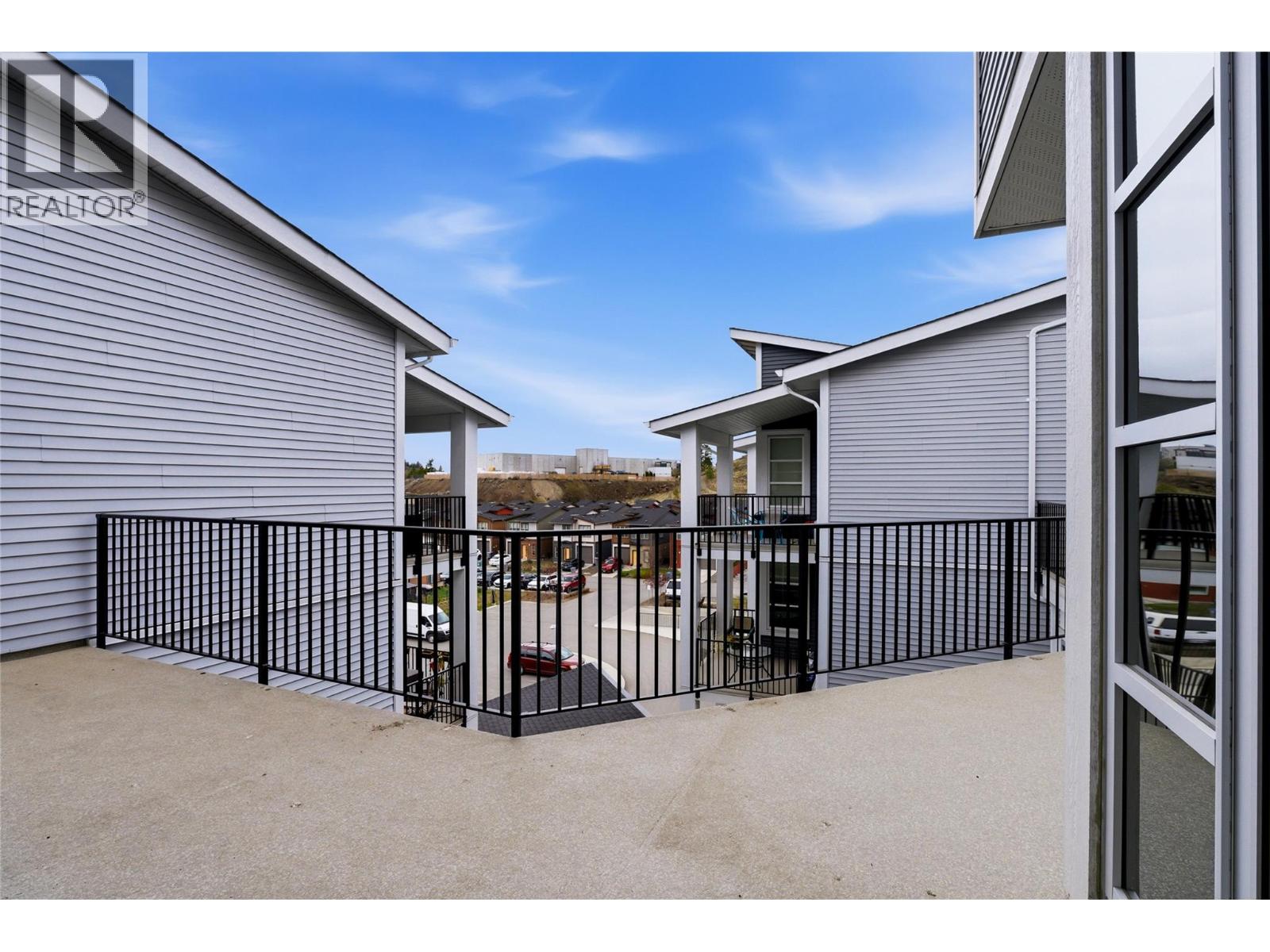 #114 1880 HUGH ALLAN DRIVE - 41