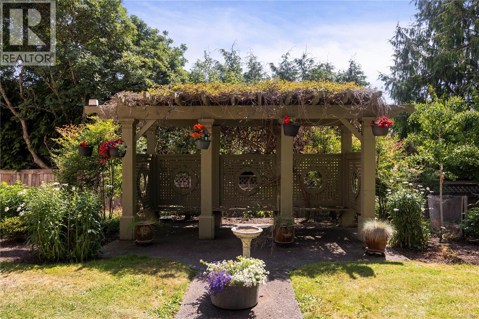 105 3915 St. George's Lane, Saanich