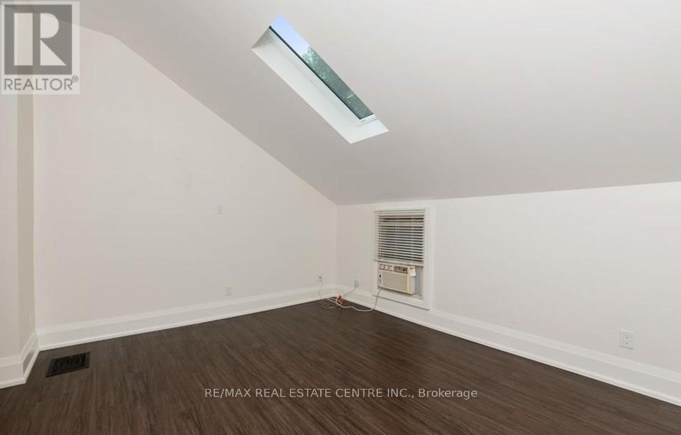 14 YOUNG STREET W - 15
