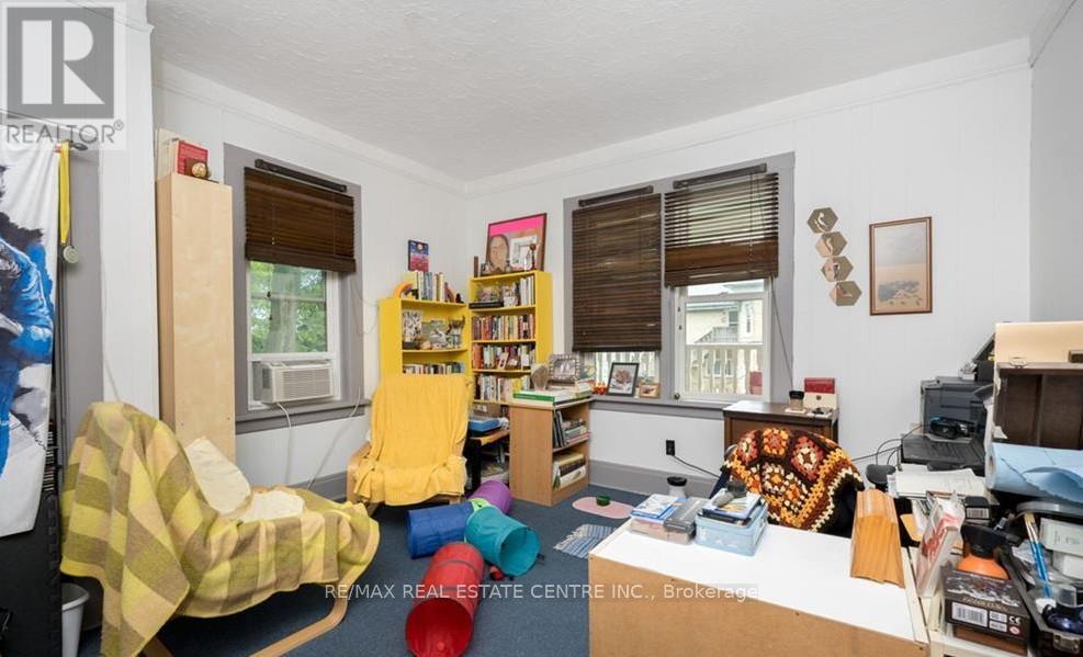 14 YOUNG STREET W - 25