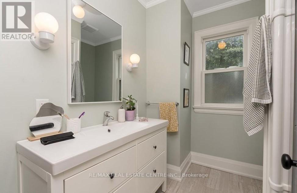 14 YOUNG STREET W - 32