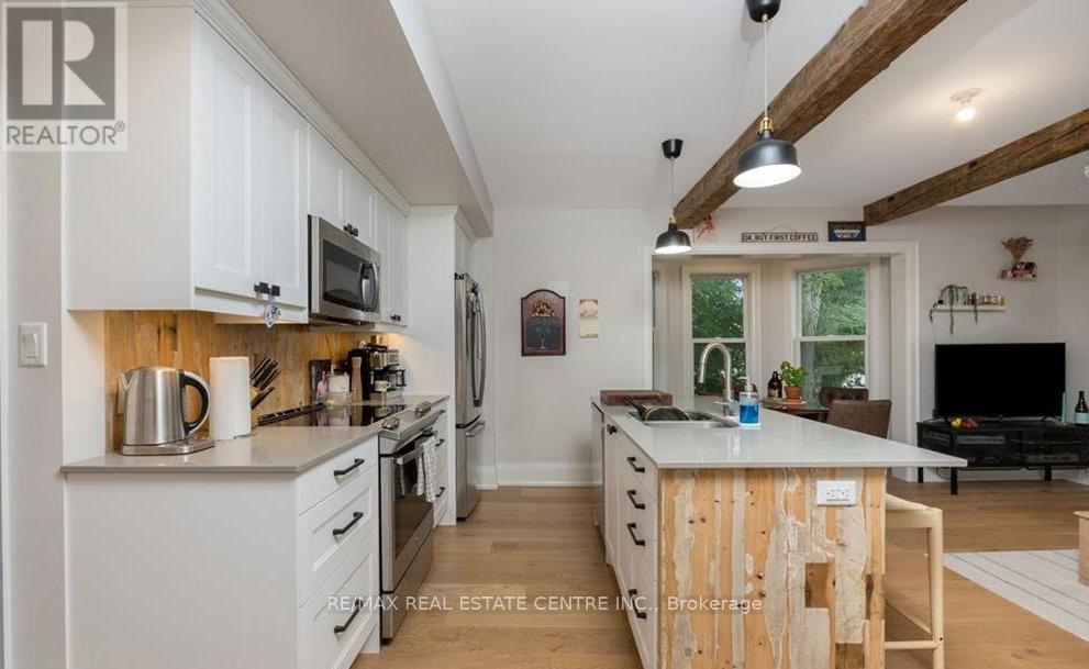 14 YOUNG STREET W - 38