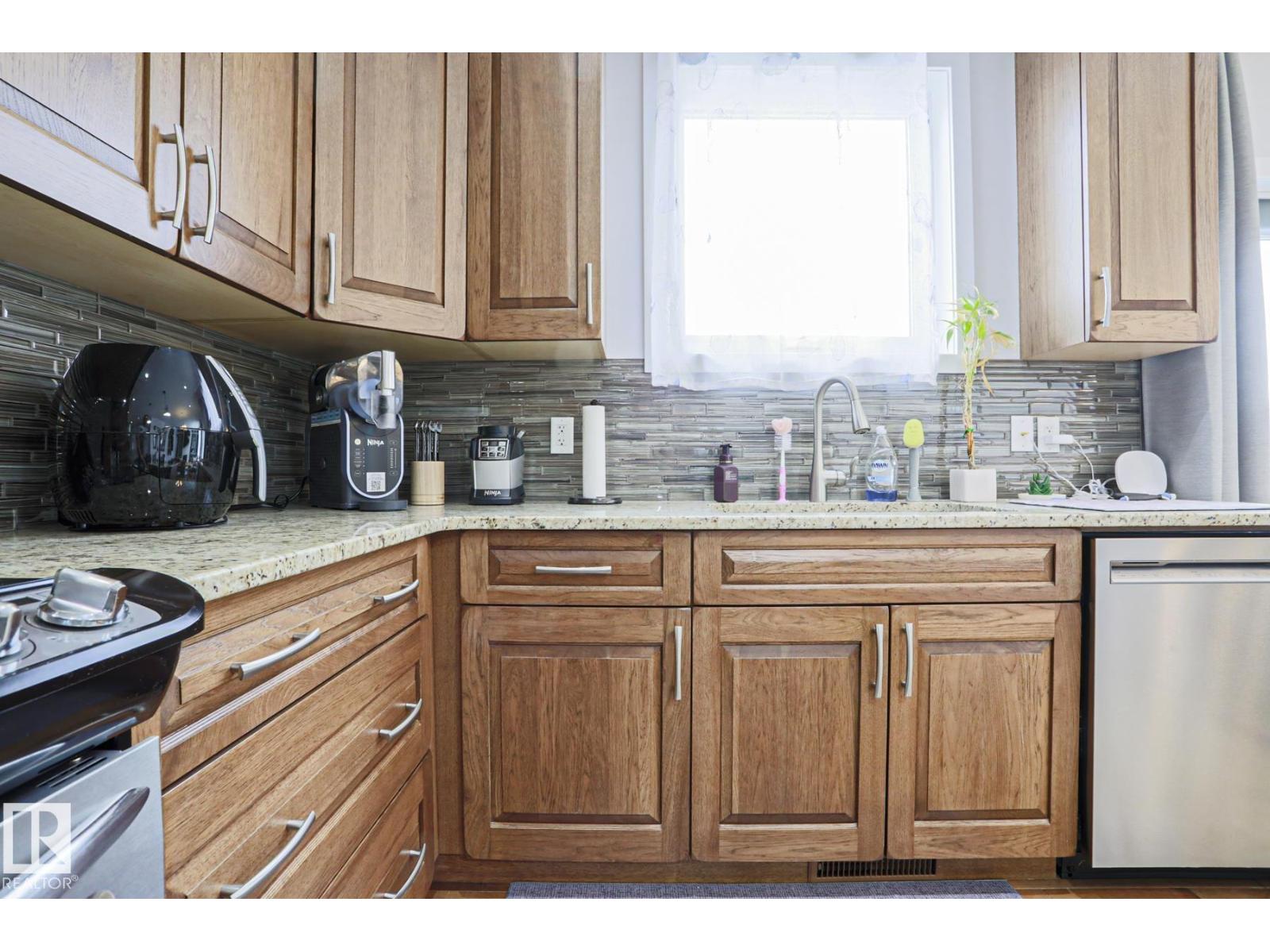 18 ENCHANTED WAY, St. Albert