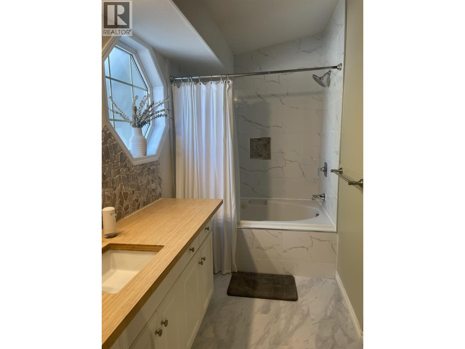 1585 EDMONTON STREET - 9