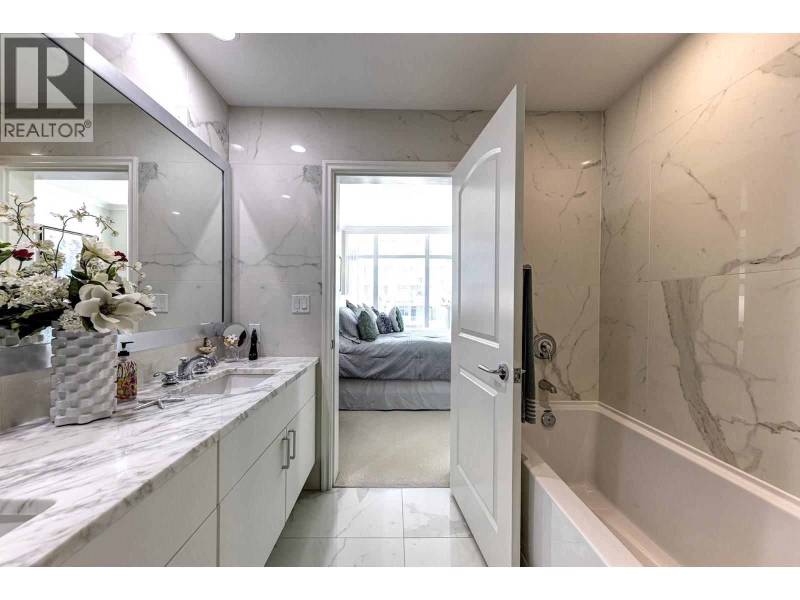 303 185 VICTORY SHIP WAY, North Vancouver