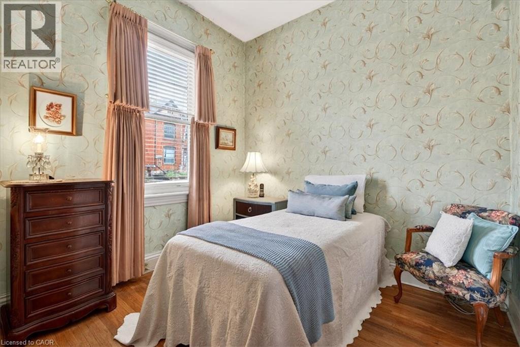 139 QUEEN Street S - 18