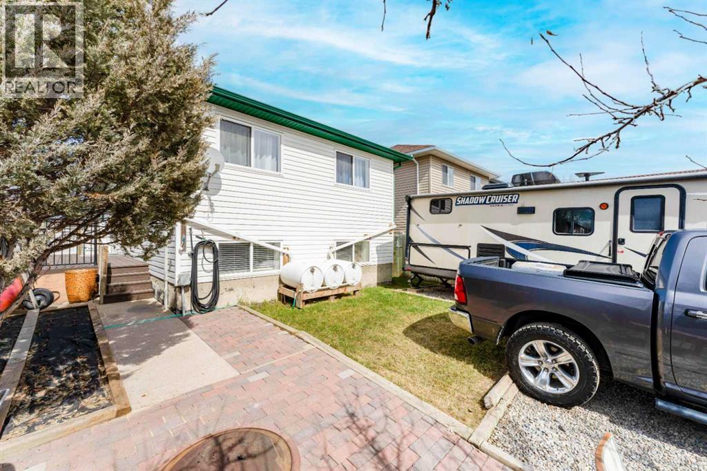 Single Family House 4 Level for Sale in  Country Hills Drive NW Country Hills Calgary 