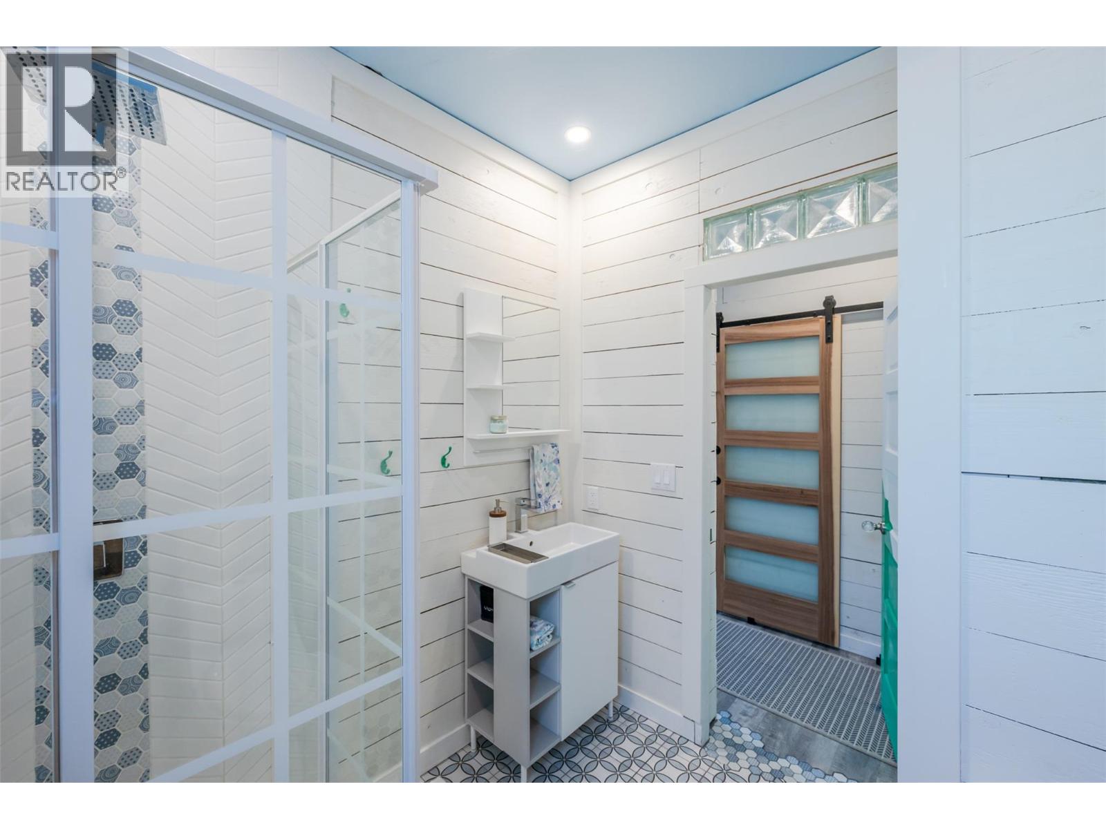 100 HUTH Avenue, Penticton