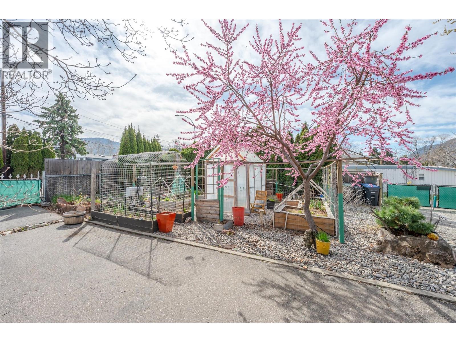 100 HUTH Avenue, Penticton