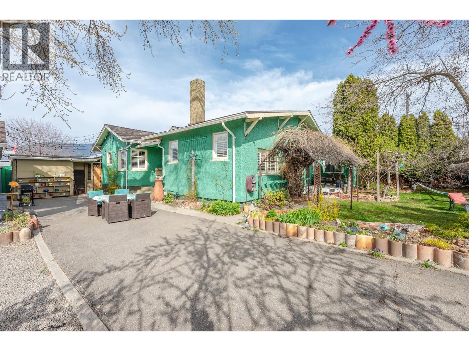 100 HUTH Avenue, Penticton