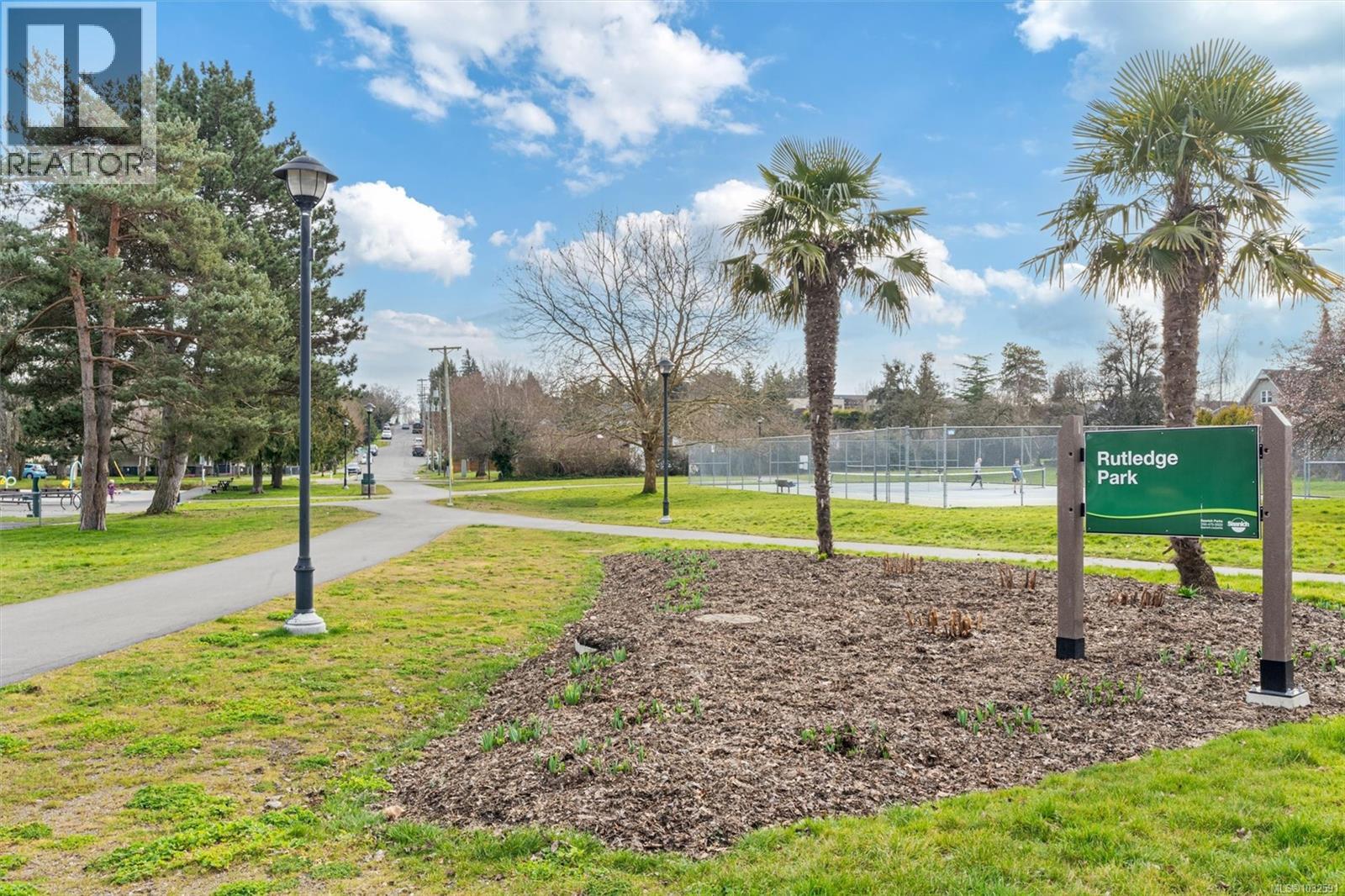 202 3255 Glasgow Avenue, Saanich