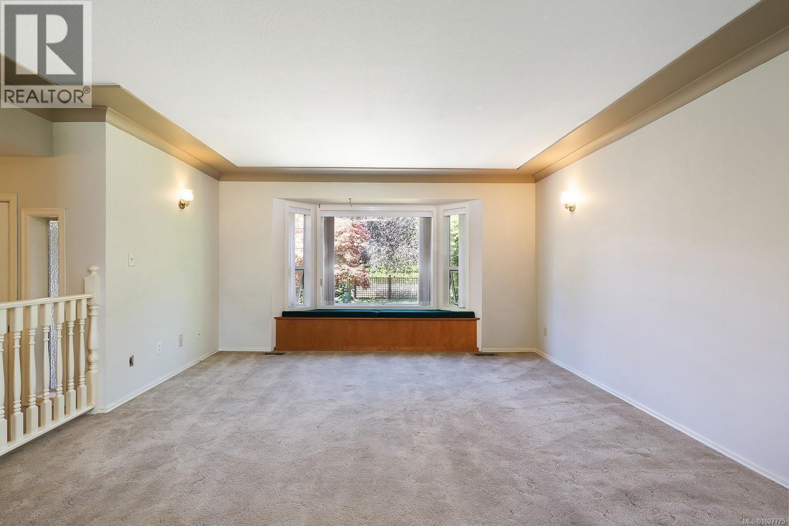 Living room w/window seat