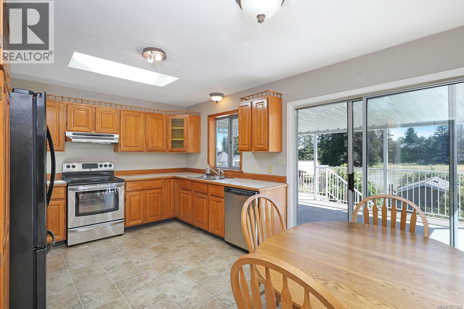 Spacious, bright country kitchen
