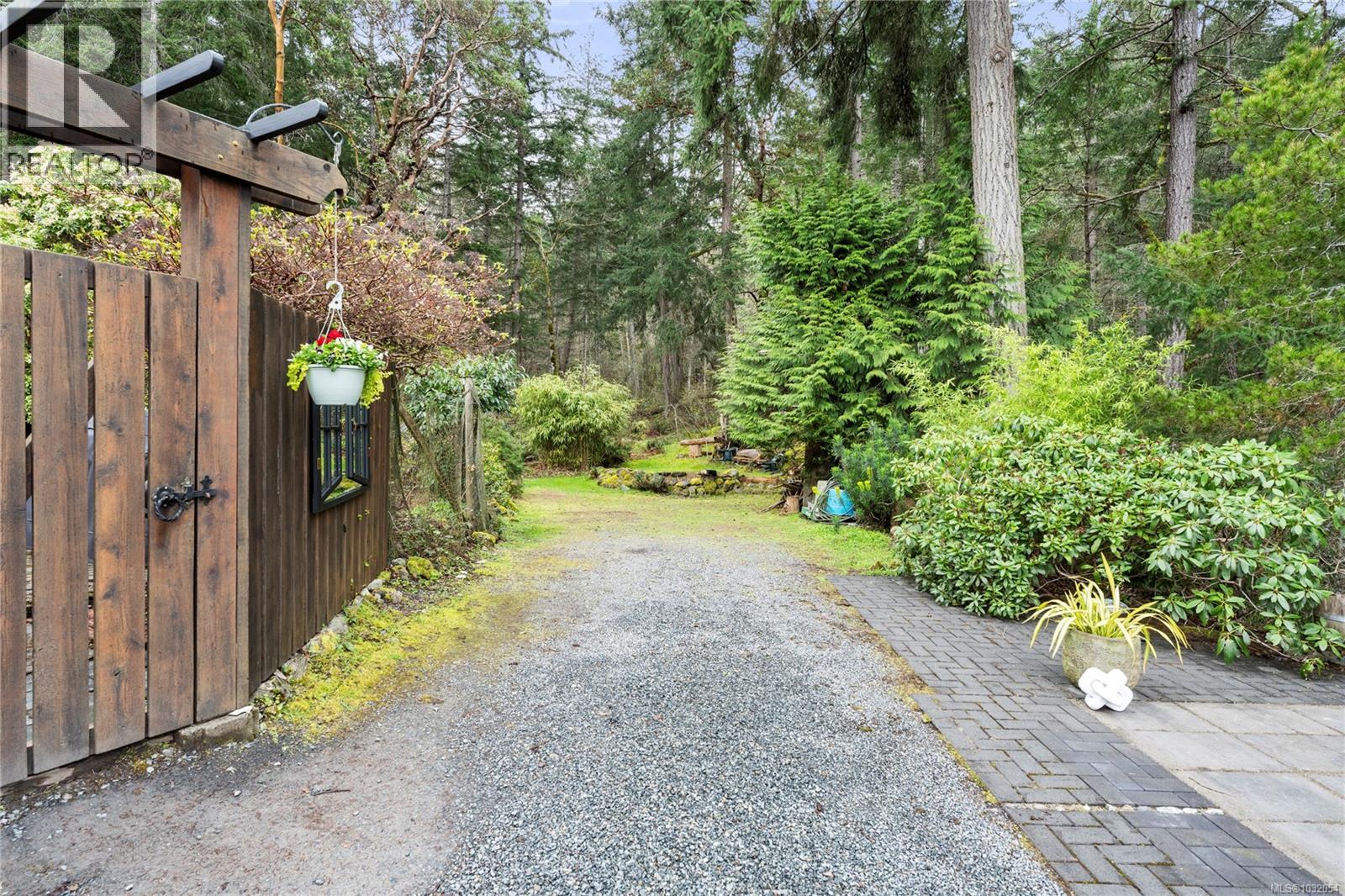 3141 SWALLOW CRES - 43