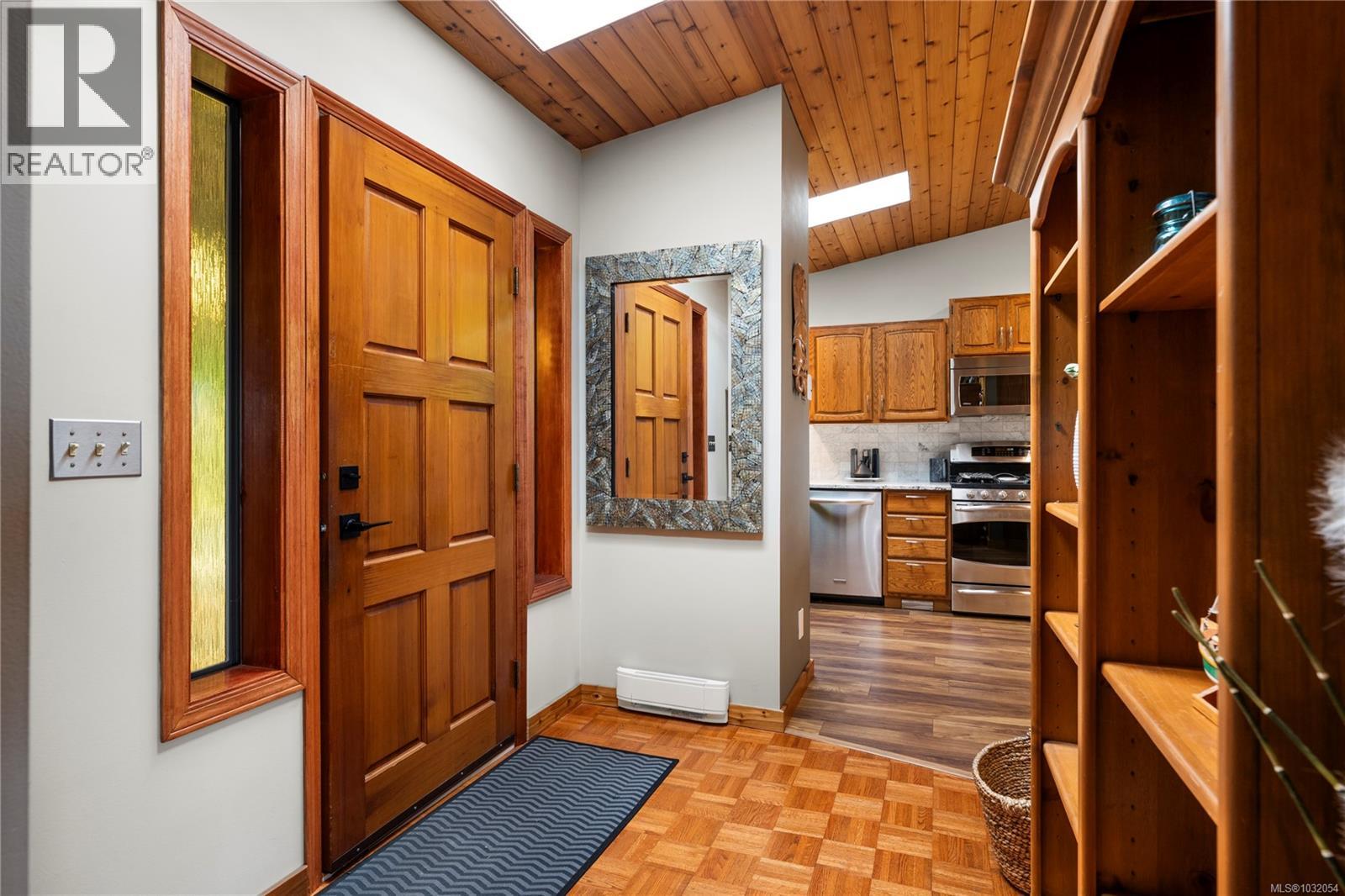 3141 SWALLOW CRES - 36