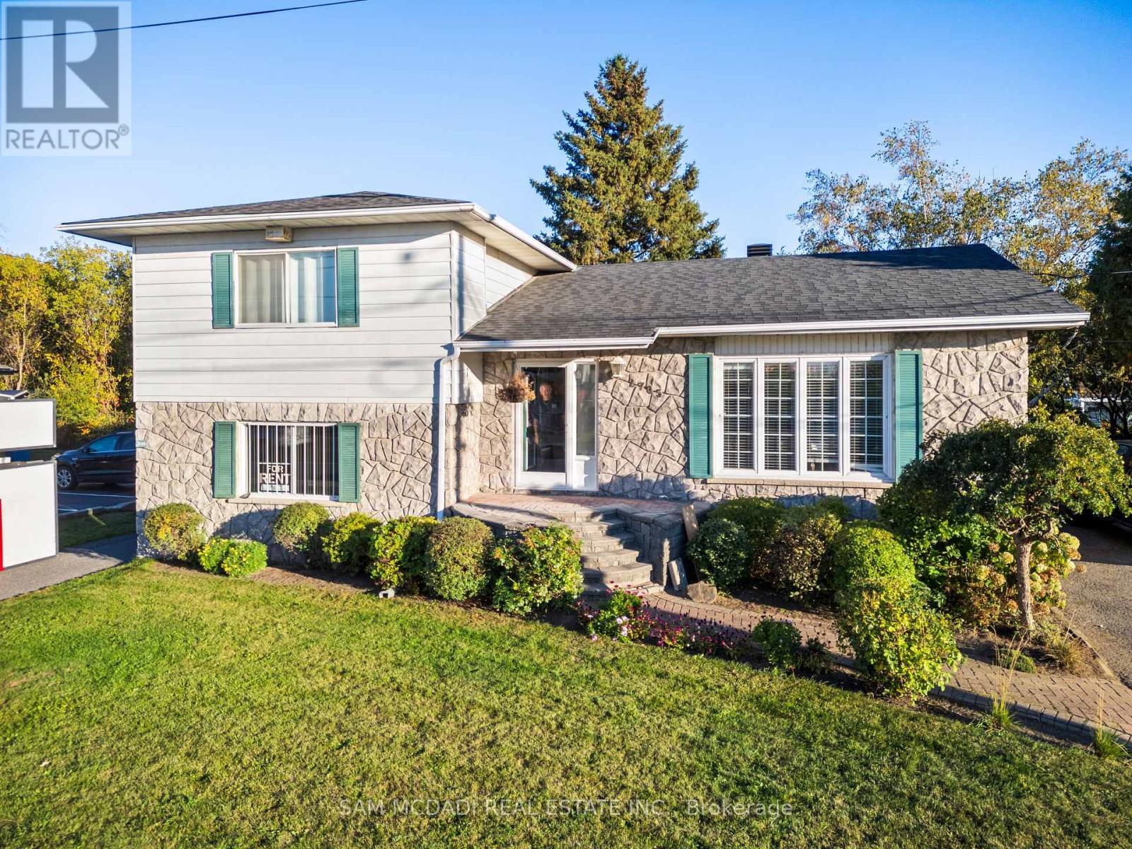 2705 LAURIER STREET - 1