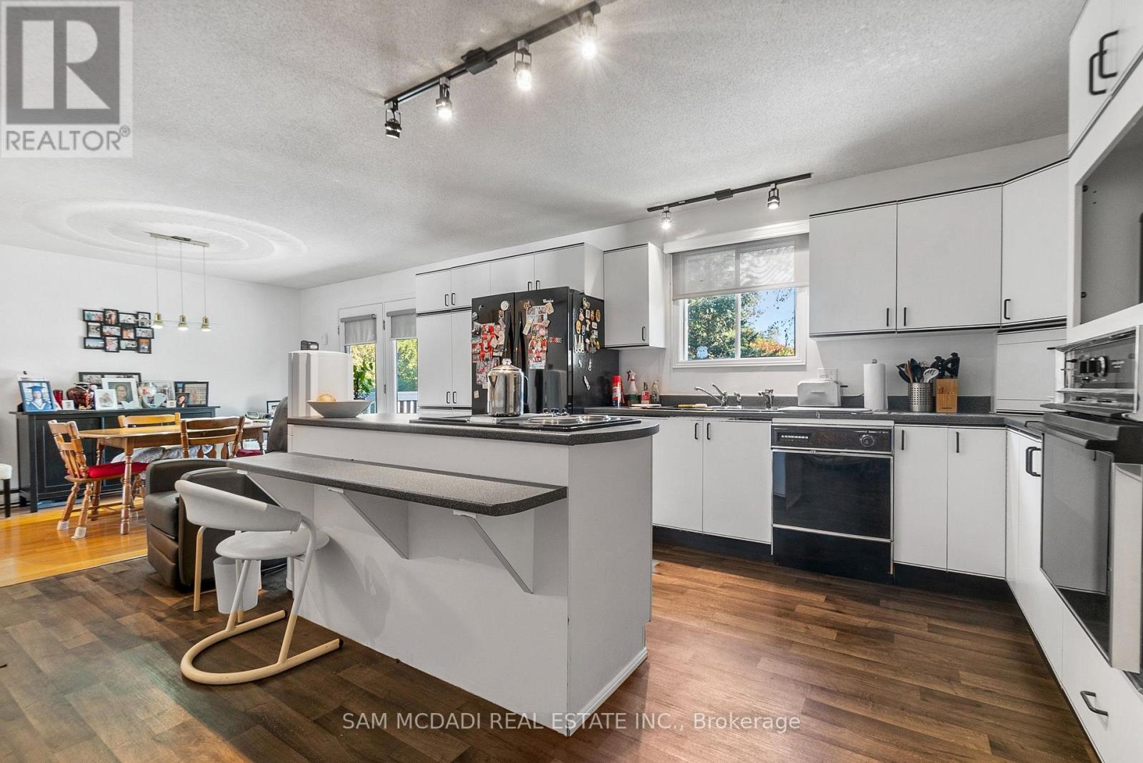 2705 LAURIER STREET - 10